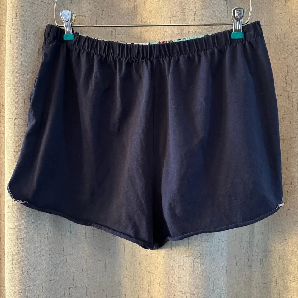AC/DC Music Band Women’s Graphic Shorts. Size L. Navy with pink‎ multicolored.